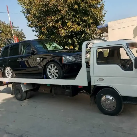 Emergency car towing service in Lahore with fast roadside assistance