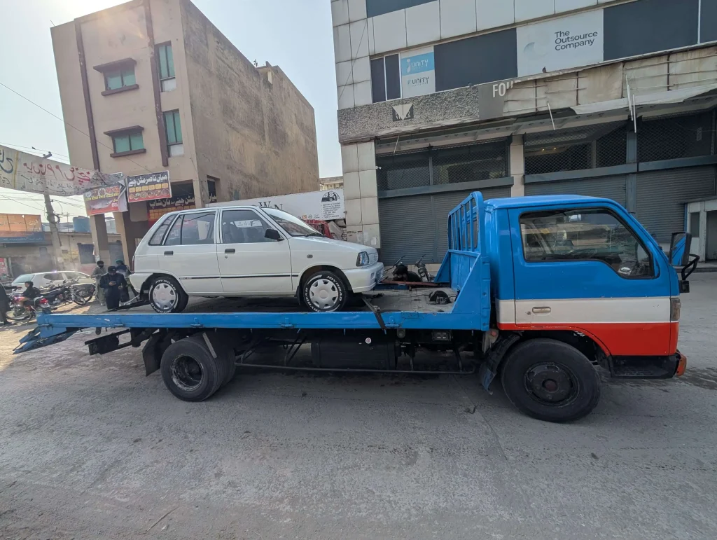 Tow truck in Lahore assisting a car